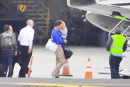 Bradley y su niña a punto de subirse al avión, este domingo, para disfrutar del día del padre