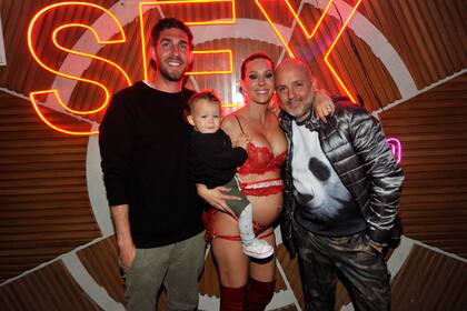 Tras su ltima funcin, Marzol pos con su familia y Jos Mara Muscari