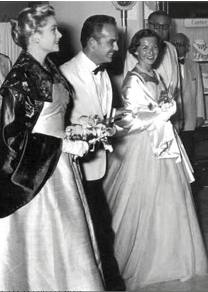 Tras su último intento por destronarlo, Rainiero cortó relación con su hermana Antoniette. El príncipe la retiró de la escena pública y Grace Kelly echó a su cuñada del Palacio, la baronesa se exilió en Francia