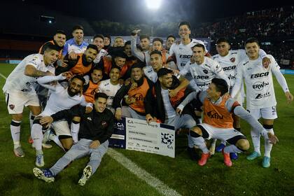 Tras superar a Colón en los penales, Patronato se sacó la clásica foto con el cheque por el paso a los octavos de final de la Copa Argentina