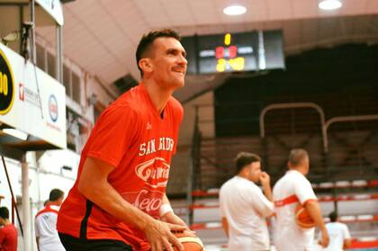 Tras suspenderse en marzo el básquetbol en Italia, Sciutto pasó un mes varado en Osimo