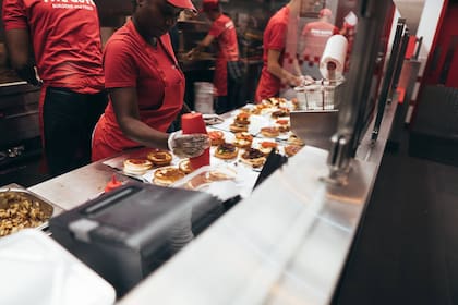 Tras un acuerdo con las cadenas de comida rápida, los trabajadores de restaurantes tendrán un salario mínimo de US$20