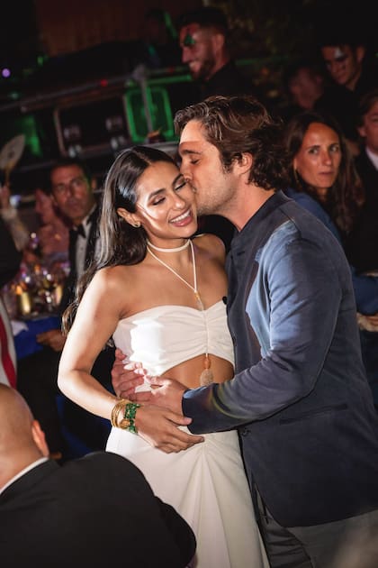 Tras un año de noviazgo, Diego Boneta y la actriz Renata Notni se volvieron inseparables y lo dejaron en claro con besos y miradas cómplices durante la noche.
