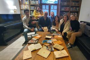 Una familia de Balcarce encontró y catalogó la biblioteca perdida del escritor Augusto Roa Bastos