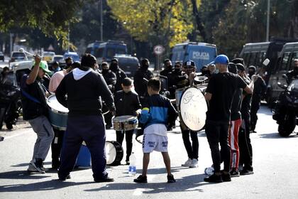 Tras un enfrentamiento entre bandas narcos, vecinos del barrio Padre Mugica de Villa Lugano reclaman seguridad cortando la colectora de General Paz y Castañares.