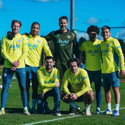 Tras un entrenamiento, Echeverri posa junto a De Bruyne, Aké, Bobb, Silva y Grealish