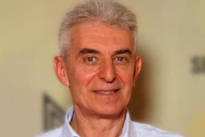 Tras un grave accidente, la mente del doctor Pier Piccioni quedó estancada. Sin recuerdos de los años transcurridos, se enfrentó a un mundo que no reconocía