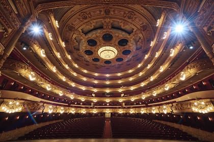 Tras un incendio en 1994, el teatro fue reconstruido; su nueva inauguración fue en 1999
