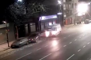 Una ambulancia chocó dos autos y una camioneta que estaban estacionados en la avenida Córdoba