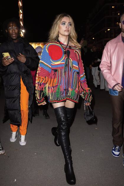 Tras un par de años alejada de la vida pública, Paris Jackson, la hija de Michael, reapareció en el desfile de Givenchy, vestida con un maxisuéter y bucaneras.
