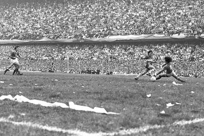 Tras un pase de Maradona, el memorable gol de Perotti a Ferro, crucial para la conquista del Metropolitano 1981.