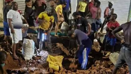 Tras un rumor, un grupo de vecinos comenzaron con la búsqueda de oro