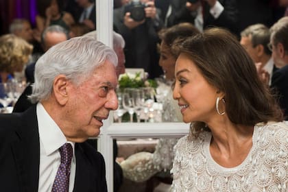 Tras un sonado divorcio, Vargas Llosa estuvo en una relación con la celeb Isabel Preysler, que terminó con una "escandalosa" separación en 2022