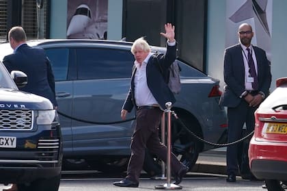 Tras un vuelo procedente del Caribe, el ex primer ministro Boris Johnson llega al aeropuerto Gatwick de Londres el sábado 22 de octubre de 2022, luego de la renuncia de Liz Truss como primera ministra. (Gareth Fuller/PA vía AP)