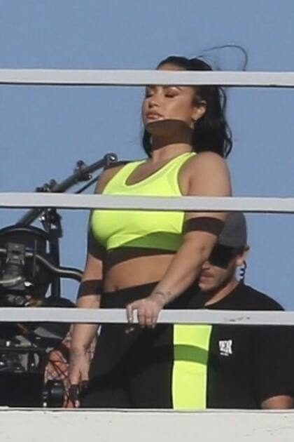 Tras una celebrada performance del himno en el Super Bowl, Demi Lovato se aboca ahora al rodaje de un aviso publicitario, cuyas escenas fueron filmadas en una terraza