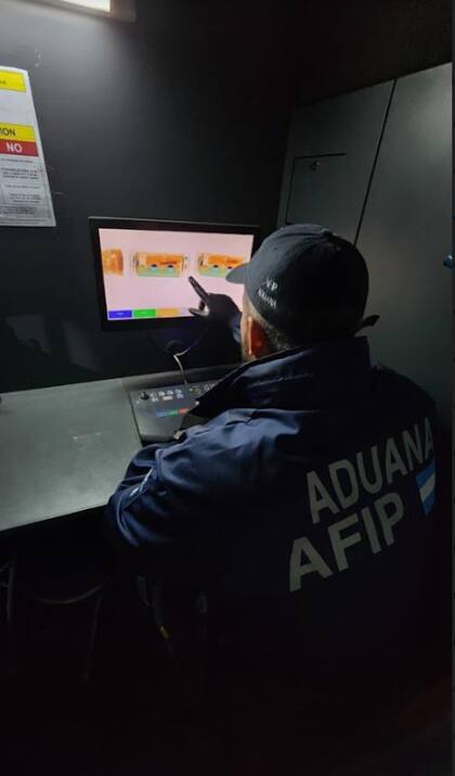 Tras una entrega controlada, detienen a cinco personas vinculadas con el tráfico de cocaína oculta en parlantes enviados en encomiendas