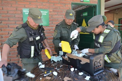 Tras una entrega controlada, detienen a cinco personas vinculadas con el tráfico de cocaína oculta en parlantes enviados en encomiendas