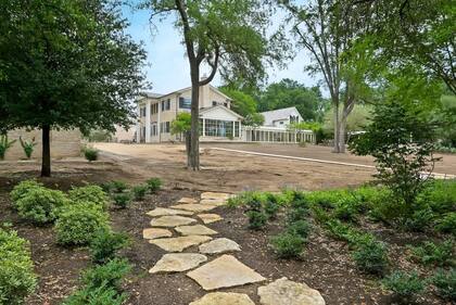 Tras una extensa restauración y renovación, Emma Stone y Dave McCary han puesto a la venta su finca de estilo georgiano.