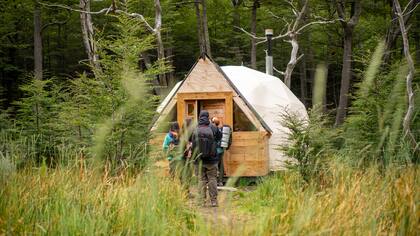 Tras una jornada de trekking, la propuesta incluye un almuerzo en un domo para disfrutar de la tranquilidad del bosque.