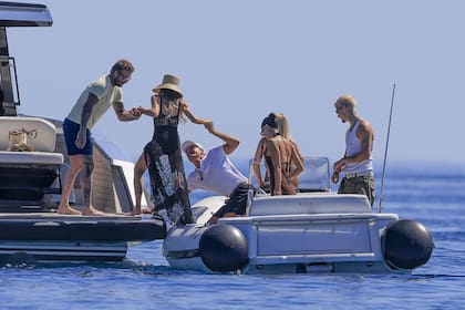 Tras una mañana de compras en Ibiza, parte de la familia Beckham decidió dar un paseo por el Mediterráneo. David, Victoria, Romeo Beckham y Harper Beckham, acompañados por la novia de Romeo, Kim Turnbull, fueron vistos subiendo a un bote que los llevó de regreso a su yate de lujo, para seguir disfrutando de unas vacaciones al sol