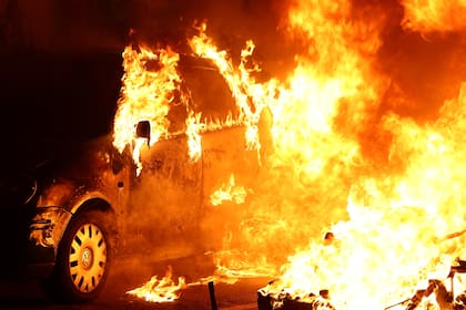 Varios autos fueron incendiados durante las protestas.