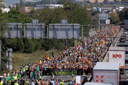 Miles de manifestantes marchas por la calles y autopistas.