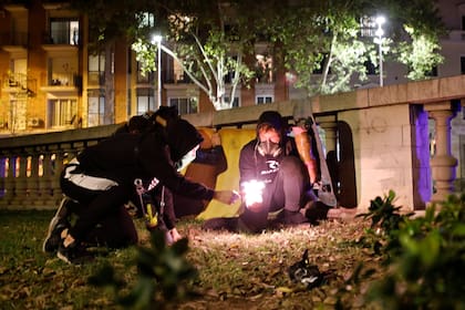 Los jóvenes les lanzaron cócteles molotov y "objetos con ácido", e incluso intentaron alcanzar con artefactos pirotécnicos un helicóptero de la policía nacional, sin éxito. 