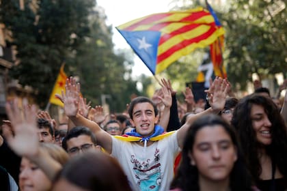 Los estudiantes marchas a la Plaza de la Universidad.