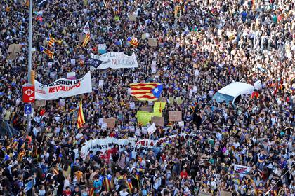 Miles de estudiantes universitarios protestan en las calles de Barcelona.