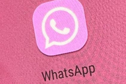 Tras una serie de sencillos pasos, el logo del Whatsapp se puede cambiar al tono rosado.