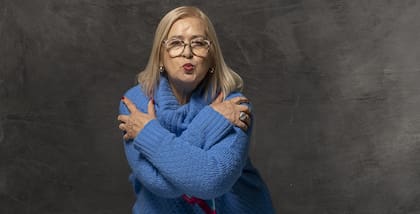 Tras una vida entera como personaje secundario en la literatura de su hijo, “Chichita” Casciari decidió que era su momento de subir al escenario para contar el relato más importante: el de su propia vida, una obra que se puede definir como un viaje humorístico y conmovedor a través de los hombres que marcaron su destino.