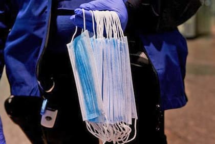 Tras varias semanas, en abril, muchos europeos comenzaron a salir del confinamiento estricto y una de las constantes en las calles eran las mascarillas.