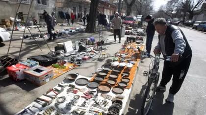 Tras varias semanas inactivo por la guerra, el tradicional mercadillo callejero de Starokonnyi en Odesa vuelve a funcionar