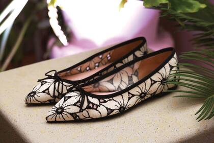 Tras varios años abriéndose camino en la industria como vocera de la sustentabilidad y la artesanía, finalmente puso manos a la obra y diseñó una colección de zapatos para la firma española Pretty Ballerinas.