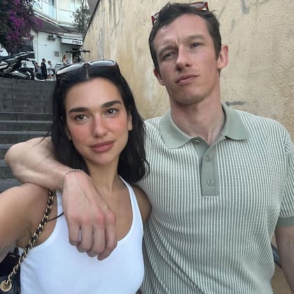 Tras varios rumores y especulaciones, hace unos días Dua Lipa confirmó que está comprometida con su novio Callum Turner (Foto: Instagram @dualipa)