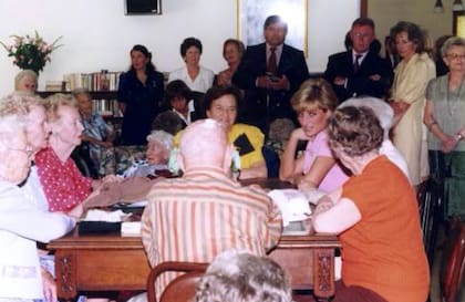 Tras visitar al presidente Carlos Menem en la residencia de Olivos, la princesa Diana fue al BABS, en Villa Devoto. Se sentó en la mesa con algunos de los ancianos que habitaban el hogar y se emocionó con sus historias.
