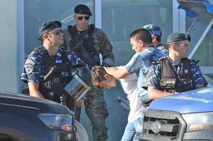 Los sospechosos fueron trasladados a la fiscalía desde el penal de Dolores y aseguran sentir temor por represalias en la cárcel