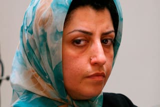 Trasladan de urgencia a la ganadora iraní del Nobel Narges Mohammadi tras crisis de salud