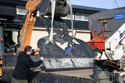 Trasladan la obra en homenaje a Osvaldo Bayer, Santa Cruz.