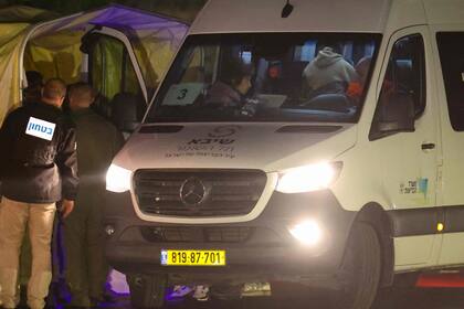 Traslado de las rehenes ruso-israelíes al Sheba Medical Center en Ramat Gan. (Photo by JACK GUEZ / AFP)