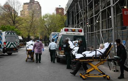 Traslado de pacientes al hospital Mount Sinay, en Nueva York