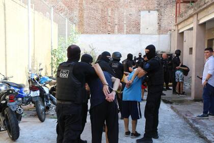 Traslado de presos de la Unidad Regional II de Rosario a penales de máxima seguridad del sur de la provincia de Santa Fe