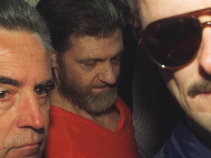 Traslado de Ted Kaczynski al edificio de la Corte Federal en Helena, Montana, en abril de 1996