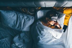 Una experta en sueño alerta sobre los riesgos de dormir con una mínima luz en el dormitorio