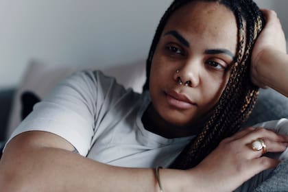 Saharra Dixon, quien padece tricotilomanía, dijo que los peinados protectores como las trenzas le ayudan a evitar que sus dedos lleguen a su cabello natural. Aún se arranca las pestañas y las cejas. “Si pudiera dejarlo, lo haría”, dijo. “Lo he intentado”