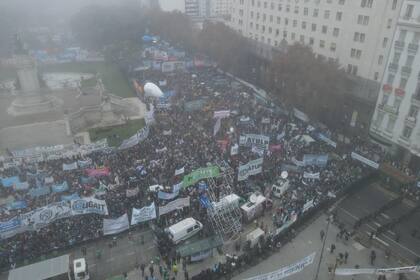 Tratamiento de la Ley Bases en el Senado de la Nación. Distintas organizaciones sociales se manifiestan en los alrededores del Congreso