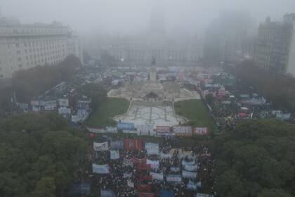 Tratamiento de la Ley Bases en el Senado de la Nación. Distintas organizaciones sociales se manifiestan en los alrededores del Congreso