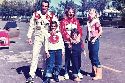 Traverso con su entonces mujer, Susana Beier, y sus tres hijos, María Paula, María Manuela y Juan Cruz en el Autódromo de Buenos Aires, minutos antes de correr, en 1986.
