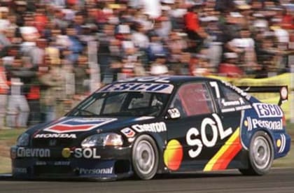 El viejo TC2000: Juan María Traverso (Honda) enciende al público en el circuito de Paraná.