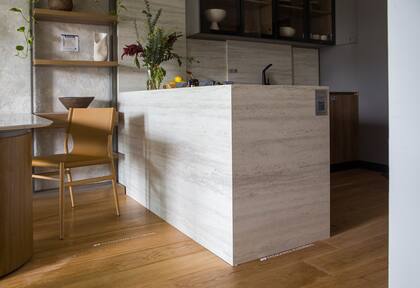 Travertino Navona de Purastone Prima en el espacio de Sabrina Nerguizian. Marmolería Cavatori para De Stefano.